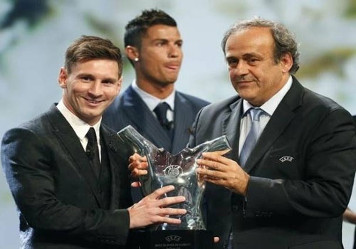 Ronaldo tho o khi Messi nhan giai cau thu xuat sac chau Au hinh anh