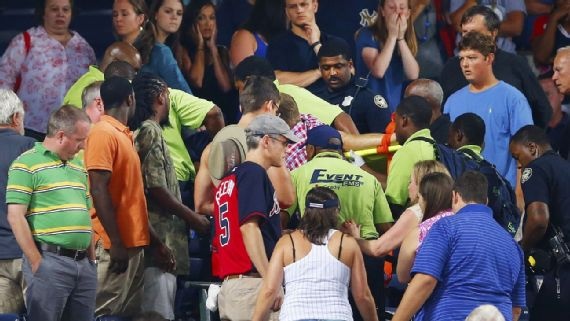 Fan chet do nga tu khan dai khi xem tran dau bong chay hinh anh