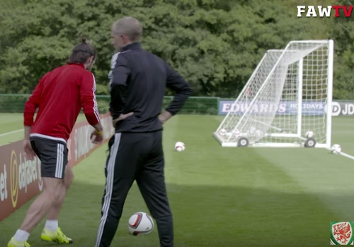 Gareth Bale ghi ban tu phia sau khung thanh hinh anh