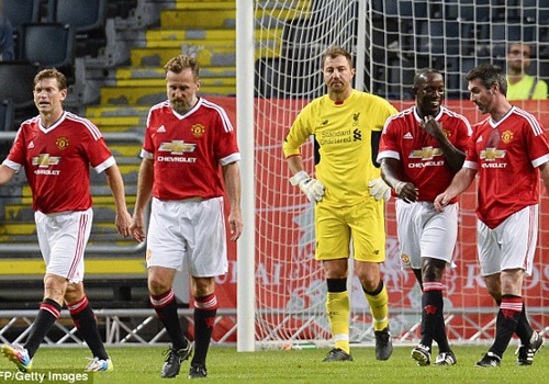 Dwight Yorke toa sang giup doi huyen thoai M.U thang 4-2 hinh anh