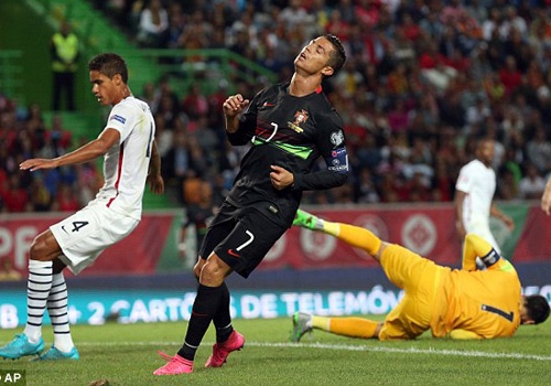 Ronaldo thi dau no luc, Bo Dao Nha van thua 0-1 truoc Phap hinh anh