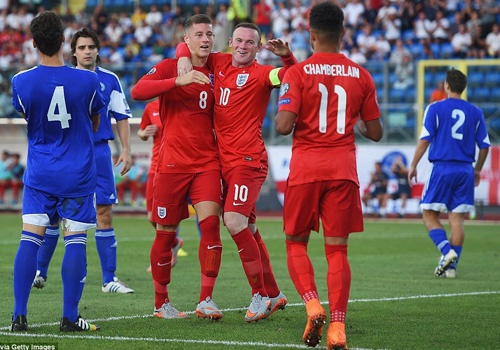 Rooney sanh ngang Sir Bobby Charlton hinh anh