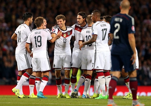 Mueller lap cu dup giup DT Duc cham ve du EURO 2016 hinh anh