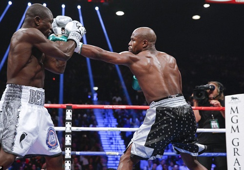 Mayweather thang ap dao Berto trong tran chia tay su nghiep hinh anh