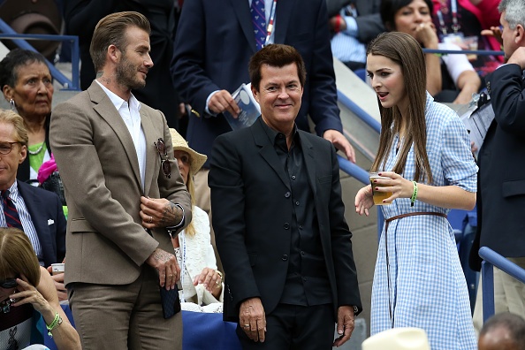 David Beckham trao đổi với Simon Fuller - người quản lý của nhóm nhạc Spice Girls.