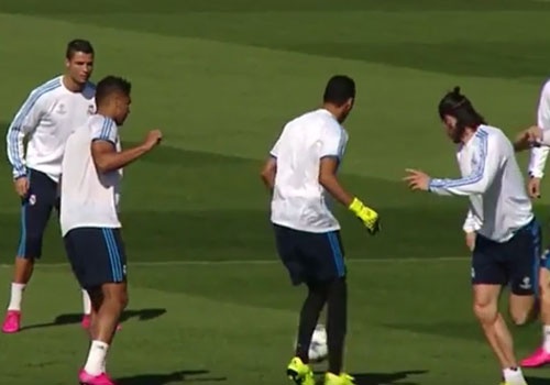 Gareth Bale chuyen bong dieu nghe cho Ronaldo hinh anh