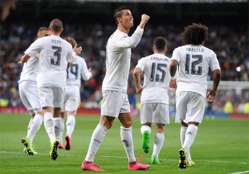 Ronaldo vao doi hinh hay nhat luot dau o Champions League hinh anh