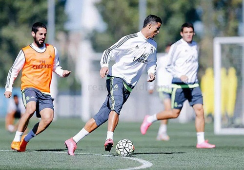 Cristiano Ronaldo khoe ky thuat truoc mat dong doi hinh anh