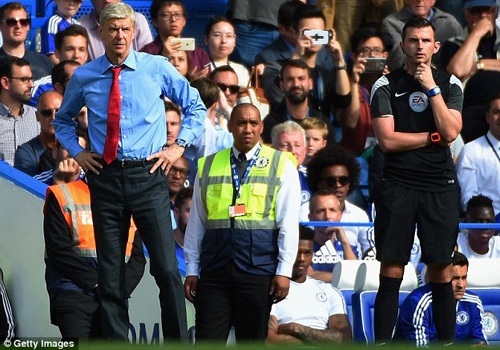 Mourinho khuyen Wenger dung than khoc sau khi thua Chelsea hinh anh