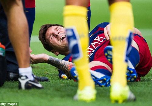 Messi khoc vi chan thuong, nghi thi dau 8 tuan hinh anh