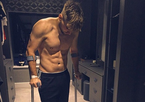 Luke Shaw chia se anh tap luyen sau phau thuat hinh anh