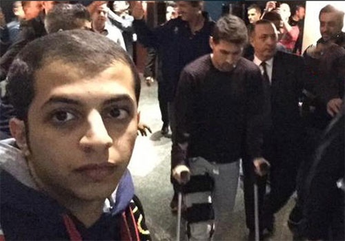 Messi chong nang den xem Barcelona danh bai Leverkusen hinh anh