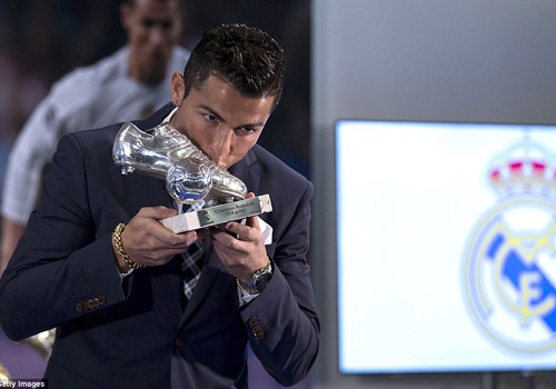 Ronaldo nhan giai dac biet sau khi san bang ky luc cua Raul hinh anh