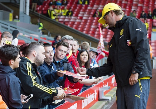 Fan Liverpool chao don Klopp nong nhiet o Anfield nam 2014 hinh anh