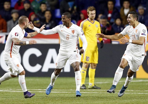 Thang 2-1, DT Ha Lan nuoi hy vong co ve da play-off EURO hinh anh