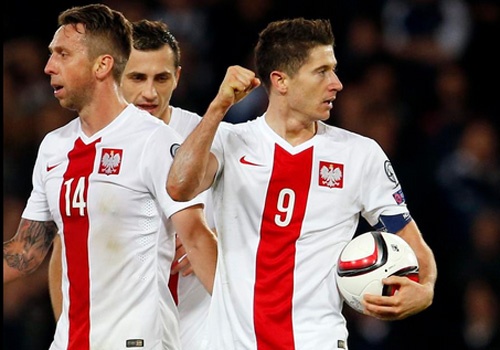 Lewandowski ghi ban giup DT Ba Lan vuot qua vong loai EURO hinh anh