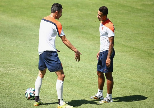 Depay va Persie xo xat trong mau ao tuyen Ha Lan hinh anh