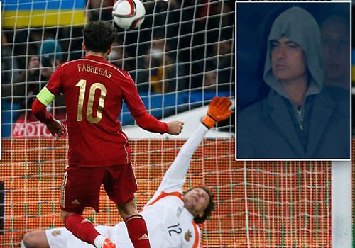 Jose Mourinho bat an khi Fabregas sut hong 11 m hinh anh