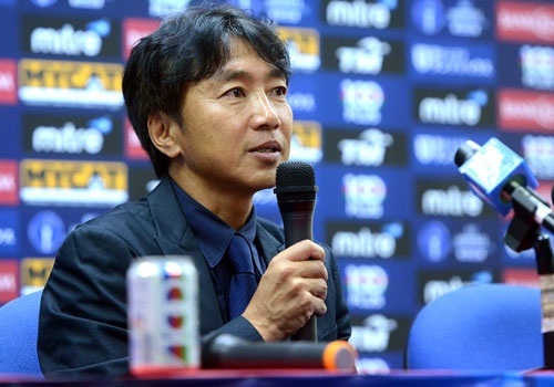 HLV Miura lai dung xe bus khi doi dau Thai Lan hinh anh