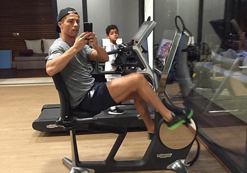 Ronaldo va Bale lao vao tap luyen truoc tran gap PSG hinh anh