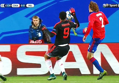 Van Gaal che Martial mac loi ngo ngan hinh anh