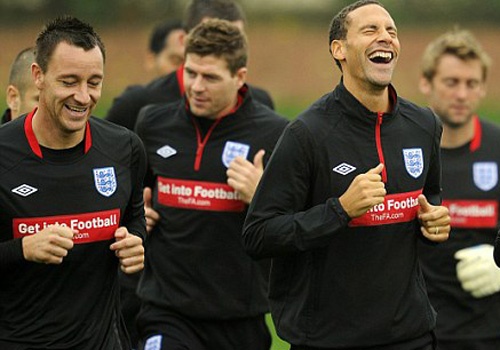 Rio Ferdinand va Terry khoac ao doi cua Sir Alex Ferguson hinh anh