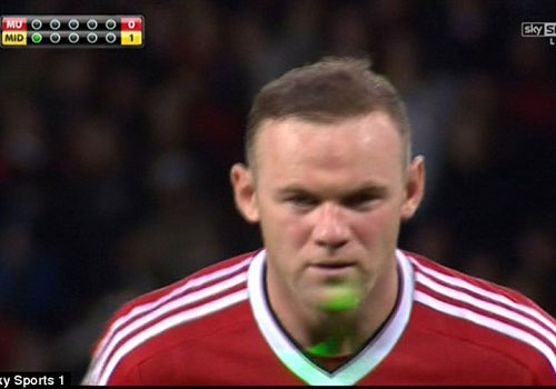 Rooney bi chieu tia laser truoc khi sut hong 11 m hinh anh