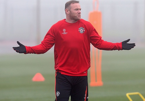 Co dong vien MU khong muon Rooney da trung phong hinh anh