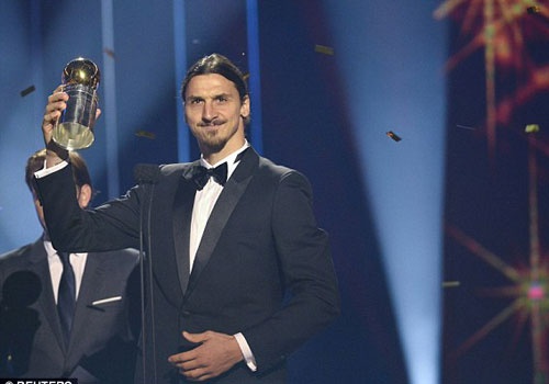 Ibrahimovic lan thu 10 nhan giai cau thu hay nhat nam hinh anh