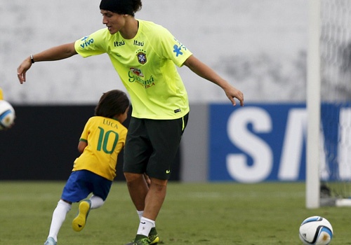 Con trai Kaka tap luyen cung David Luiz hinh anh