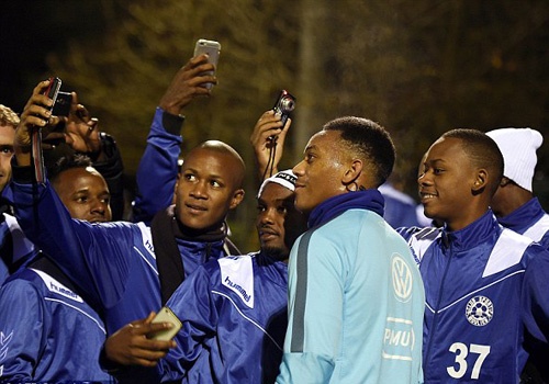 Martial hao hung chup anh cung fan hinh anh