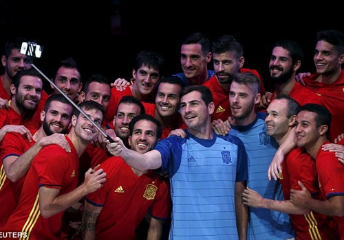 Casillas va De Gea gop mat gioi thieu ao dau cua Tay Ban Nha hinh anh