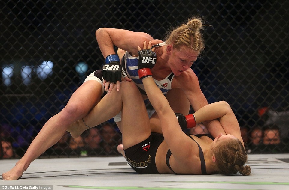 Holly Holm ha knock-out Ronda Rousey chong vanh hinh anh