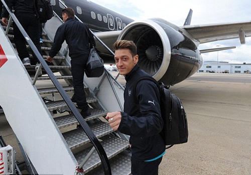 Arsenal bi chi trich vi di may bay hinh anh