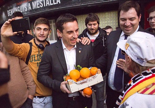 Neville duoc fan tang qua va chao don nong nhiet hinh anh