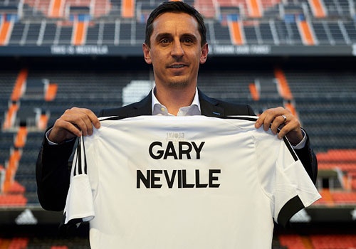 Neville khong dem phong cach MU den Valencia hinh anh