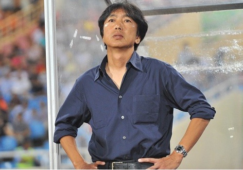 HLV Miura va nhung ly giai kho hieu khi thua doi hang 4 hinh anh