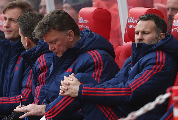 MU thua 0-2, HLV Van Gaal doi dien nguy co bi sa thai hinh anh
