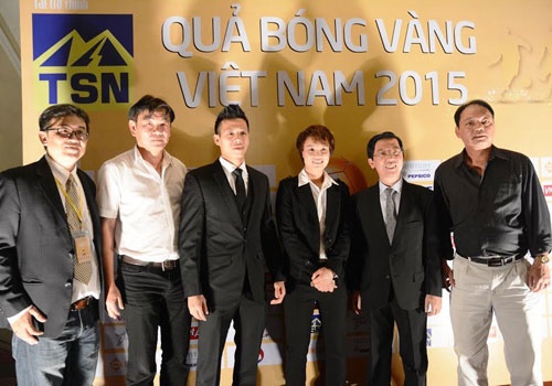 Qua bong Vang 2015: Khong co lai hay hon hinh anh