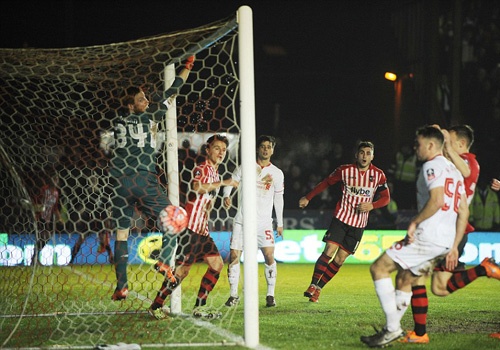 Liverpool chiu ban thua tu cham phat goc o cup FA hinh anh