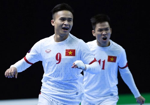 Thua Thai Lan 1-3, DT Viet Nam vao tu ket gap Nhat Ban hinh anh