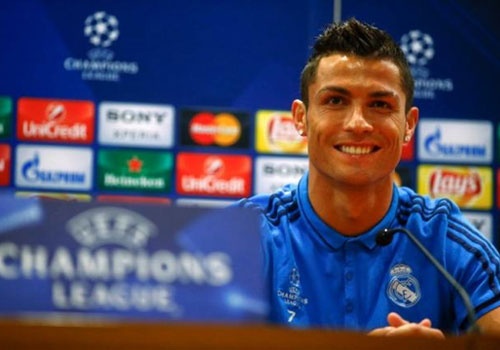 Ronaldo bo hop bao khi phong vien nhac den bo ba Barca hinh anh