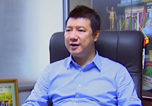 BLV Quang Huy: ‘MU khong the lay cau thu tre lam cho dua’ hinh anh