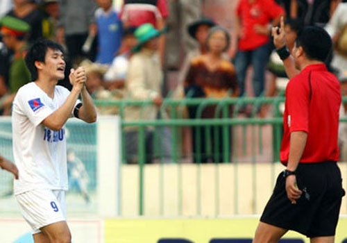 5 vu xuc pham trong tai cua cau thu Viet len bao nuoc ngoai hinh anh