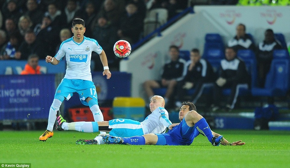 Tuyen thu Nhat Ban Okazaki ghi ban. anh 2