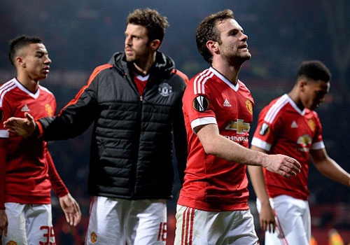 MU dung buoc truoc Liverpool, Dortmund loai Tottenham hinh anh