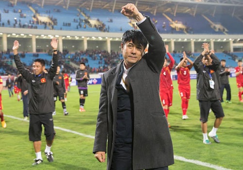 HLV Huu Thang dan hoc tro vay tay cam on nguoi ham mo hinh anh