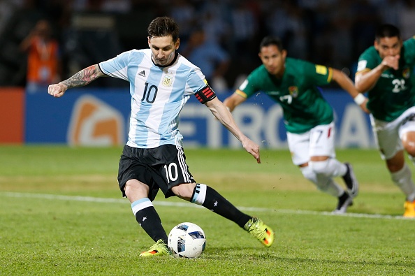 Messi ghi ban penalty cho DT Argentina anh 6
