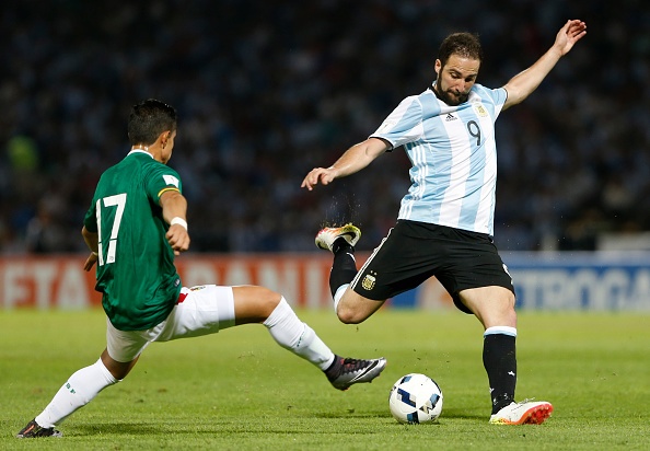 Messi ghi ban penalty cho DT Argentina anh 9