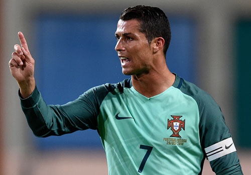 Ronaldo giup Bo Dao Nha thang doi tuyen so mot the gioi hinh anh